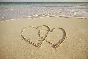 2-hearts-drawn-on-the-beach-gen-nishino
